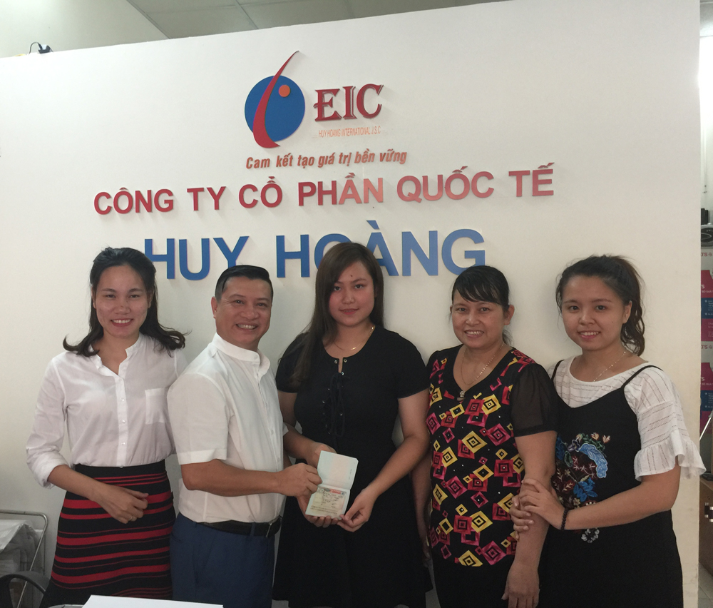 Công ty Huy Hoàng trao visa Canada cho em Lưu Thị Lan Anh